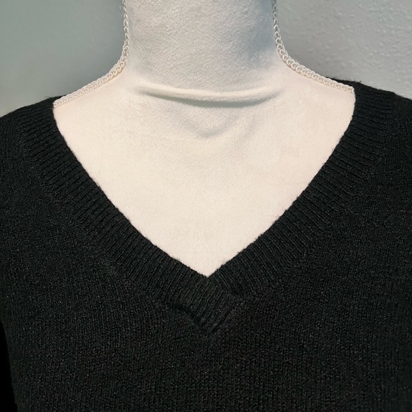 Gap V-Neck Sweater - Picture 2 of 4